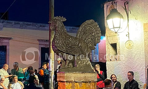 Develan nueva escultura de gallo en la pila del Barrio de La Columna