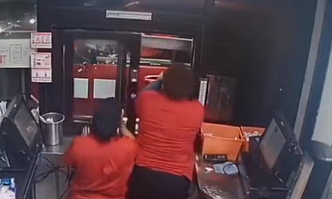 Empleada de restaurante dispara a clientes tras discusión por unas papas fritas