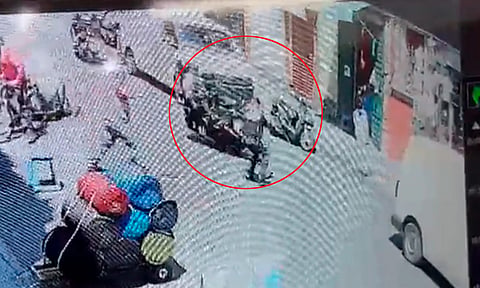 Mujer policía se abalanza contra ratero en moto y evita robo [Video]