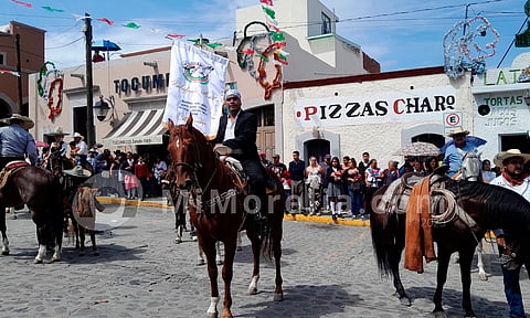 Recibe Charo a la Cabalgata Morelos 