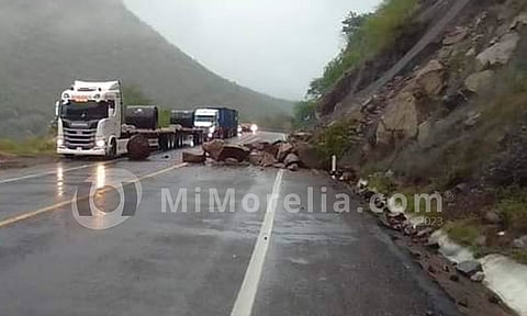 Remanentes del huracán Lidia golpean costa michoacana; hay deslave en la Siglo XXI