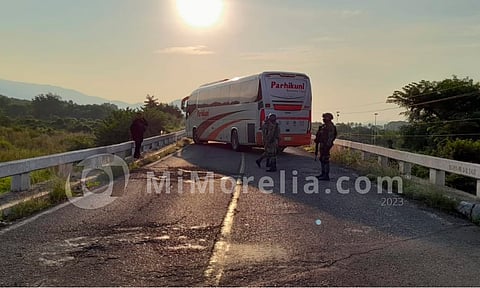 Realizan bloqueos carreteros en Buenavista y Apatzingán 