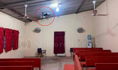 Capilla resulta con daños tras ataque desde dron, en Apatzingán