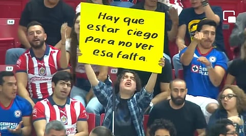 Captan a chico en transmisión de partido de futbol con divertidos carteles [VIDEO]
