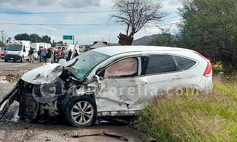 Choque entre moto y dos camionetas deja un hombre muerto, en Michoacán