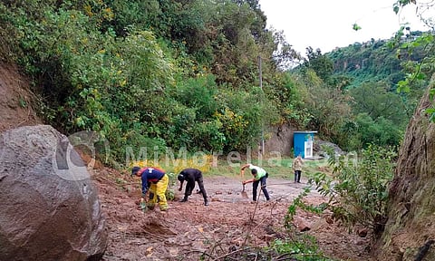 Retiran enorme roca de 3 toneladas que bloqueaba carretera en Zitácuaro