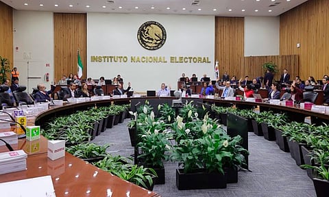 Ante inicio de precampañas INE pide a políticos conducirse con legalidad