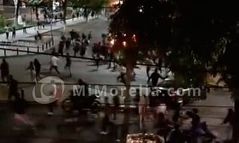 Se agarran a golpes durante toritos de petate cerca de Plaza Carrillo [VIDEO]