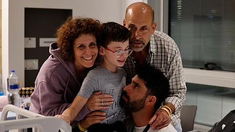 Rehén de 9 años es liberado por Hamás y se reencuentra con su padre [VIDEO]