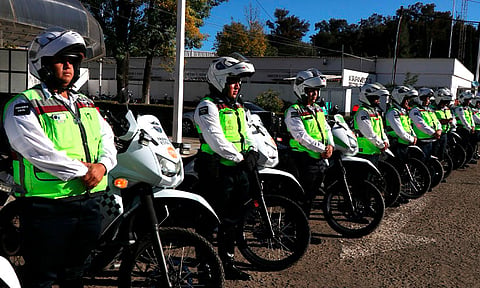 Los agentes portan un distintivo naranja (calcas, banderas o un moño)