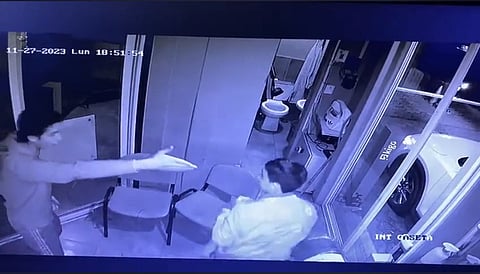 Golpea a vigilante de caseta por negarse a cambiar de carril [VIDEO]
