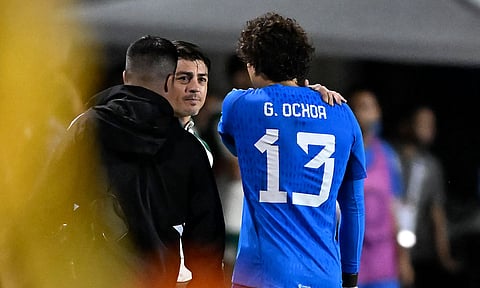 ¡Oficial! Por esguince en el hombro Memo Ochoa no jugará en el Azteca