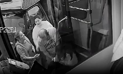 Comerciantes dan golpiza a conductora de autobús, en Querétaro [VIDEO]
