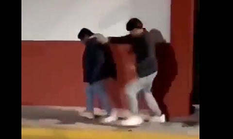 Jóvenes agreden a indigente en Puebla y lo presumen en redes sociales [VIDEO]