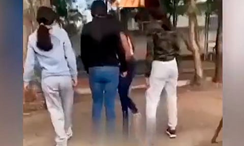 Exhiben a 3 jovencitas por golpear y amenazar a estudiante de secundaria [VIDEO]