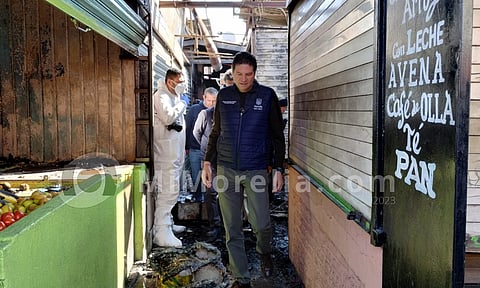 Corto circuito habría provocado incendio en mercado San Juan; afectados, 10 locales: edil