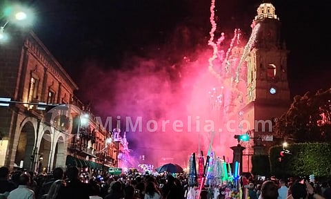 Con villancico "Carol of the Bells", pirotecnia enciende corazones en Morelia