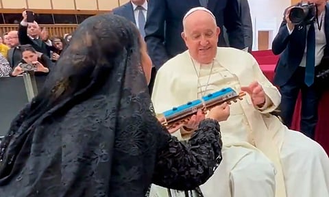 Gobernadora de Quintana Roo, regala mini Tren Maya al Papa en el Vaticano [VIDEO]