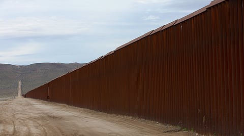 En tiempo récord, 75 migrantes escalaron el muro entre México y Estados Unidos [VIDEO]