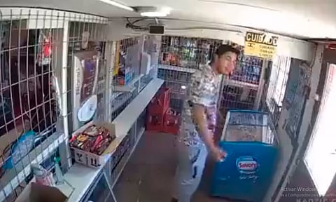 ¡A golpes! Sacan a acosador de una tienda en Chile [VIDEOS]
