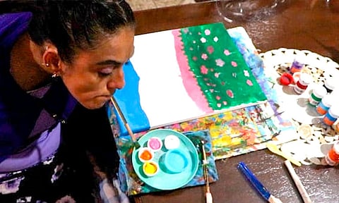 María Guadalupe, la michoacana que pinta paisajes con la boca