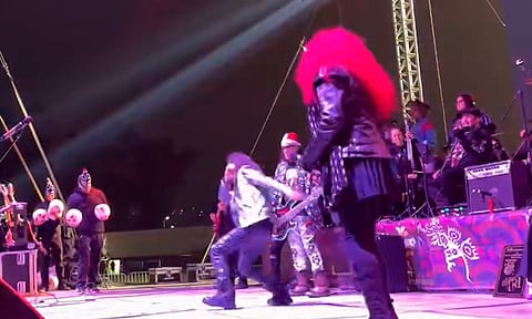 Alex Lora sufre caída en pleno concierto tras patear un balón [VIDEO]