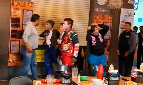 Como de televisión, se pelean payasos y autoridades [VIDEO] 