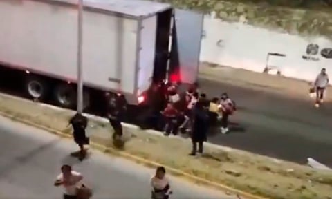 Estampida de migrantes huye de un camión que los trasladaba hacinados [VIDEO]