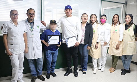Acompaña beisbolista profesional de los Dodgers a menor de edad a su toque de campana de la victoria