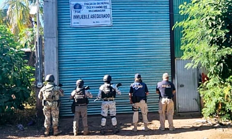 En cateo a inmueble de Zicuirán aseguran armamento, vehículos, droga y herramientas