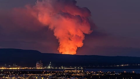 Lava volcánica comenzó a incendiar viviendas en Islandia [VIDEOS]