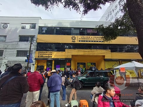 Perredistas toman oficinas centrales del partido en Morelia