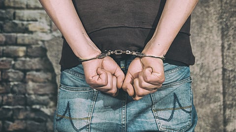 Adolescente es detenido portando una pistola calibre .38