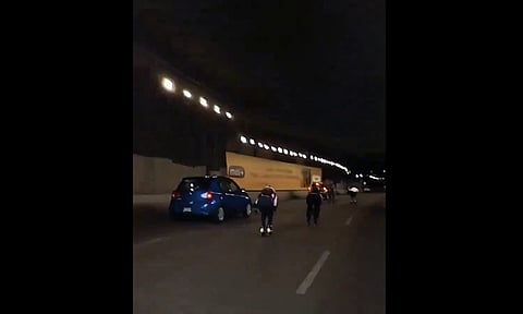 Patinadora en carriles centrales de avenida principal en Ciudad de México sufre accidente [VIDEO]