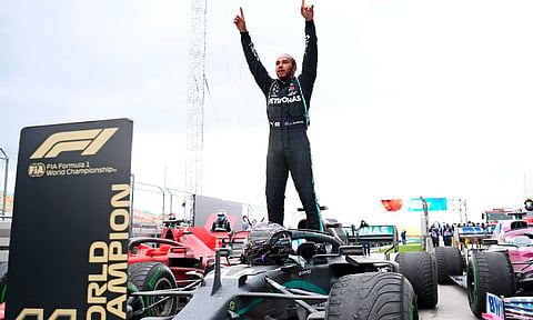 Lewis Hamilton abandona Mercedes-Benz, para vestirse de rojo en Ferrari