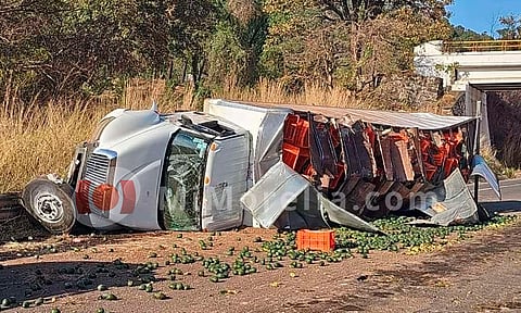 Camión aguacatero vuelca en la Siglo XXI; hay dos heridos 