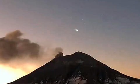 ¡Aliens! Captan extraña luz sobrevolando el Popo [Video]
