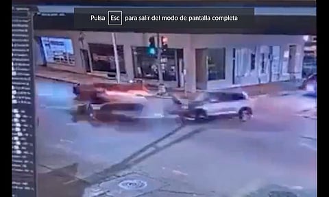 Madre e hija sufren aparatoso accidente por camioneta a exceso de velocidad [VIDEO]