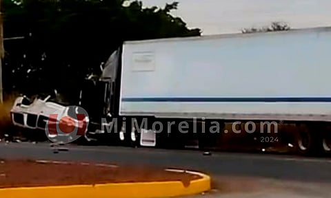 Aparatoso choque de frente entre tráiler y camioneta deja tres fallecidos