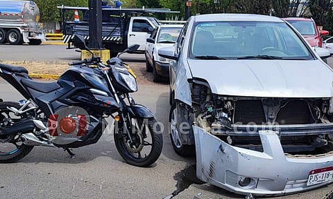 Se registra choque de moto y auto en la zona de Policía y Tránsito, en Morelia