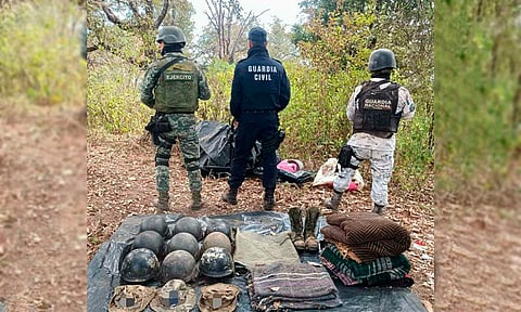En el sitio fueron encontradas varias prendas de ropa, así como equipo táctico