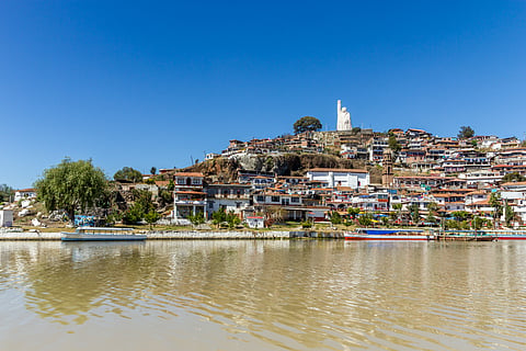 Lago de Pátzcuaro podría sobrevivir un siglo o convertirse en "una tina de aguas negras": Arturo Chacón  