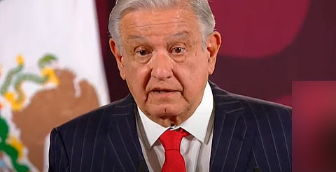 Llama AMLO a policía señalado de asesinato de normalista a que se entregue
