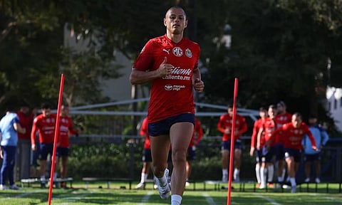 "Chicharito" encara a aficionado que le criticó goleada de Cruz Azul