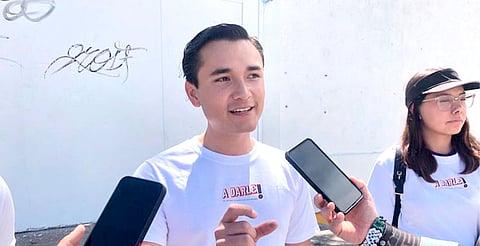 Jóvenes michoacanos dotan de calzado a personas de bajos recursos