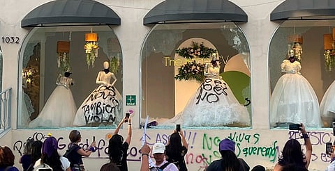 Diseñadora responde tras intervención de feministas en su tienda, en Guadalajara
