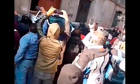 Presuntos normalistas derriban puerta de Palacio Nacional con una camioneta [Video]