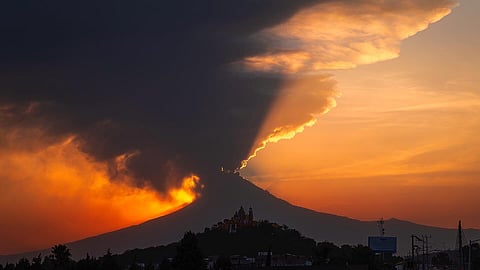 Popocatépetl lanza fumarolas que dejan plaza cubierta de ceniza [VIDEO]