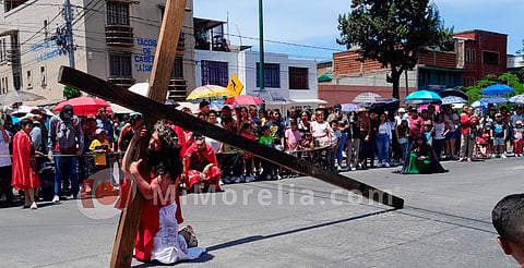 Refrendan su fe en la colonia Juárez con tradicional Viacrucis de Semana Santa 