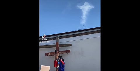 Captan nube en forma de cruz mientras hacían viacrucis, en México